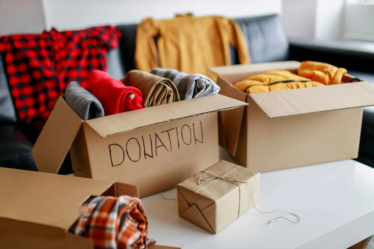 Volunteers folding clothes2